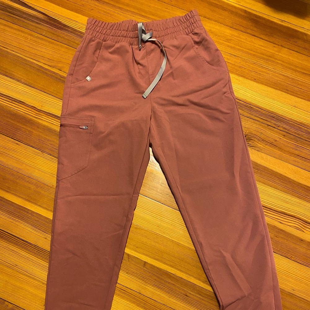 FIGS Limited Edition Mauve Zamora high waisted jogger scrubs.